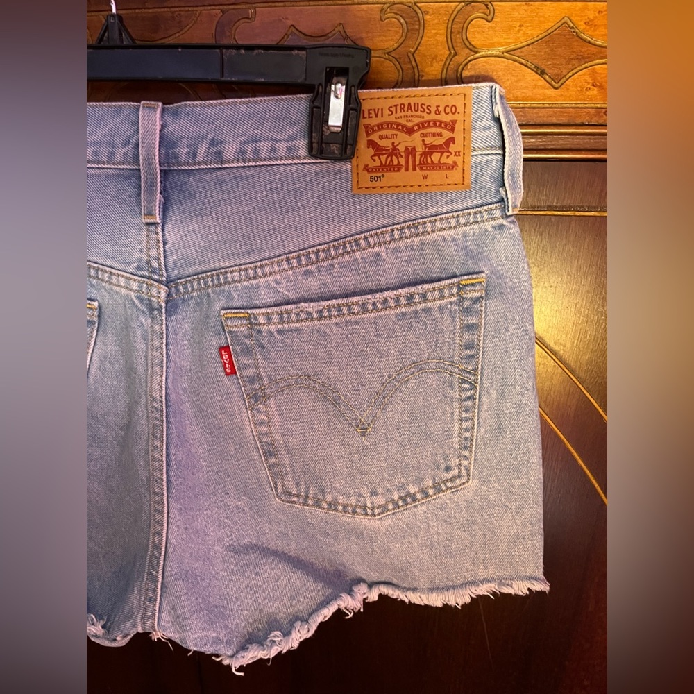 Levi’s 501 jean shorts / size 31 / never worn / light wash denim